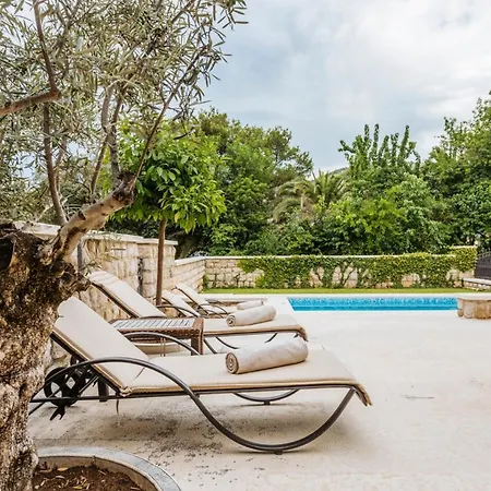 Βίλα Lazaret Sleeps 9 With Pool Air Con And Wifi