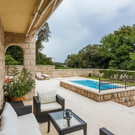 Βίλα Lazaret Sleeps 9 With Pool Air Con And Wifi Ντουμπρόβνικ