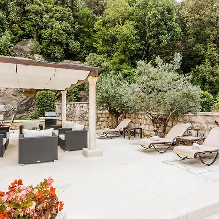 Villa Lazaret Sleeps 9 With Pool Air Con And Wifi