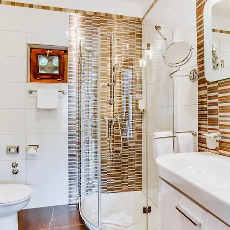 Villa Lazaret Sleeps 9 With Pool Air Con And Wifi