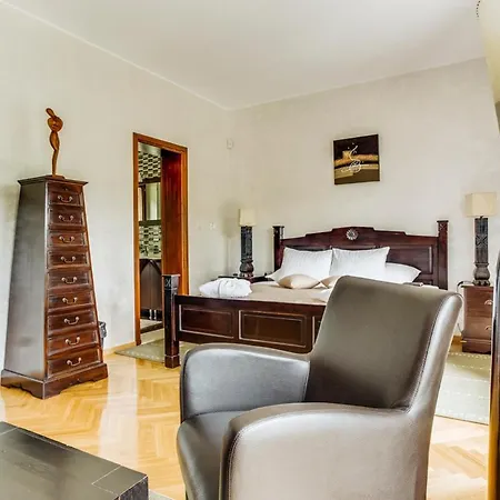 Villa Lazaret Sleeps 9 With Pool Air Con And Wifi *