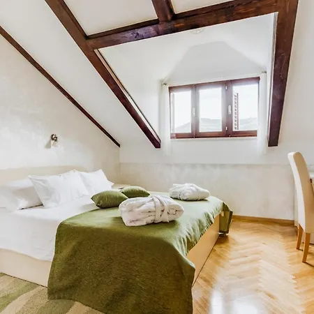 Lazaret Sleeps 9 With Pool Air Con And Wifi
