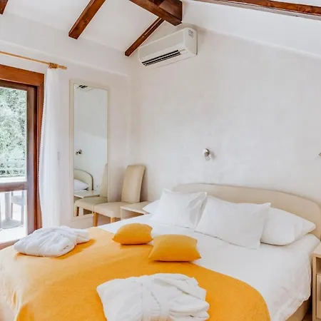 Lazaret Sleeps 9 With Pool Air Con And Wifi *