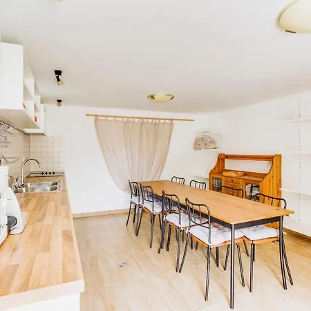 Lazaret Sleeps 9 With Pool Air Con And Wifi *
